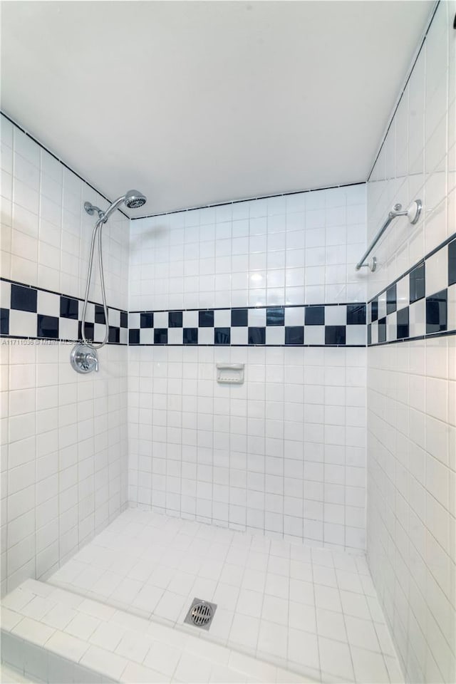 full bathroom featuring tiled shower