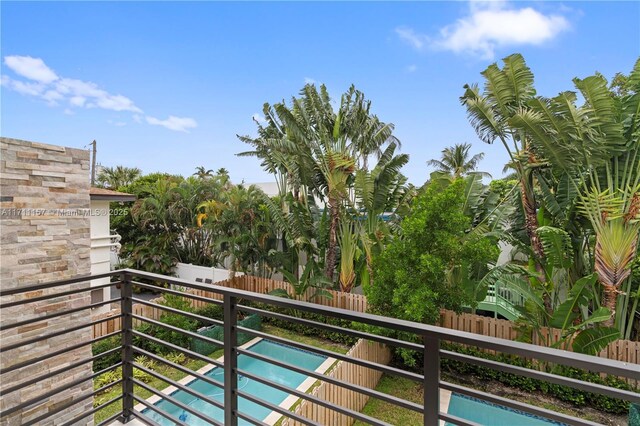 909 NE 16th Ave, Fort Lauderdale, FL 33304 - balcony with view of pool