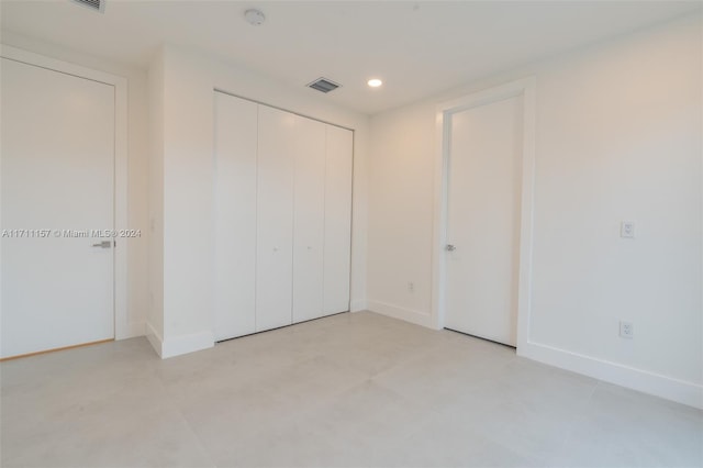 unfurnished bedroom featuring a closet