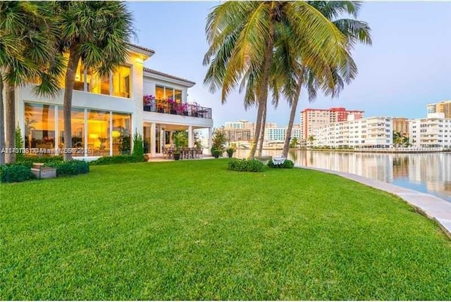 view of yard featuring a water view