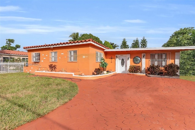 view of front of property with a front lawn