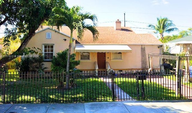 view of front of house featuring a front yard