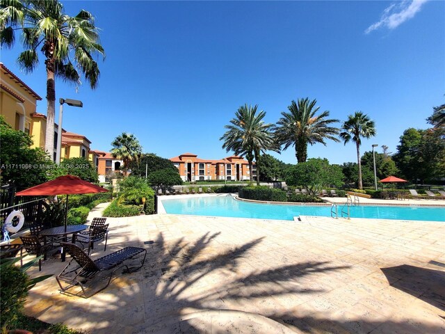 6169 Metrowest Blvd Unit 104, Orlando, FL 32835 - community pool with a patio