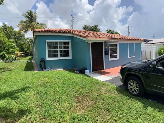 view of front of house featuring a front lawn