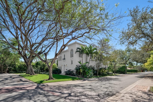 view of side of property featuring a lawn