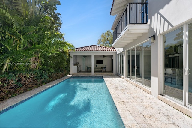 view of swimming pool with a patio and ceiling fan