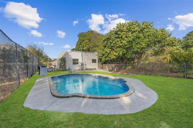 view of swimming pool featuring a lawn