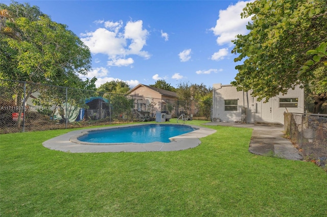 view of swimming pool featuring a lawn