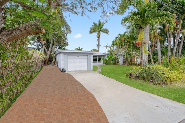 view of front of house featuring a garage and a front yard