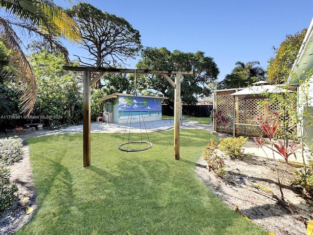 view of yard with a swimming pool