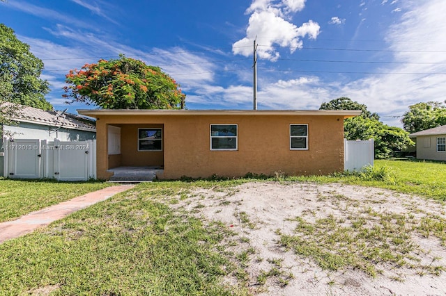 view of front of property featuring a front yard