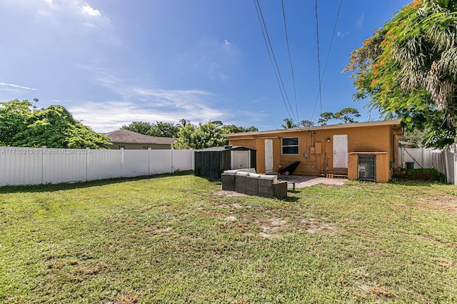 view of yard featuring a shed