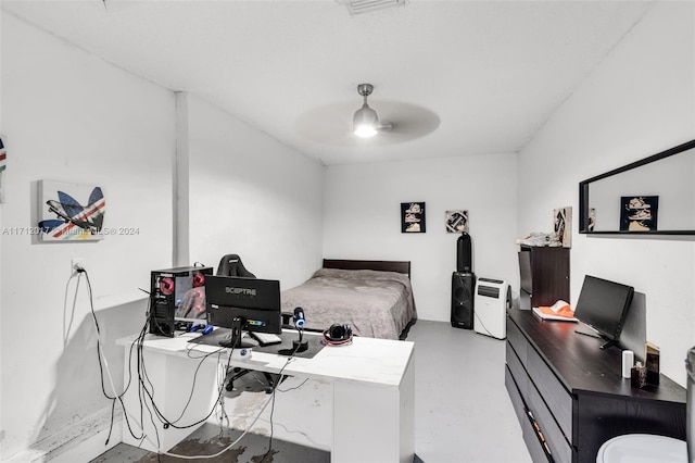 bedroom featuring ceiling fan