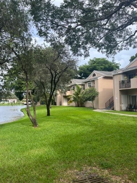 view of yard featuring a water view