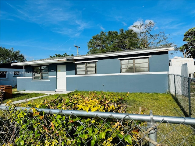 view of front of property with a front yard