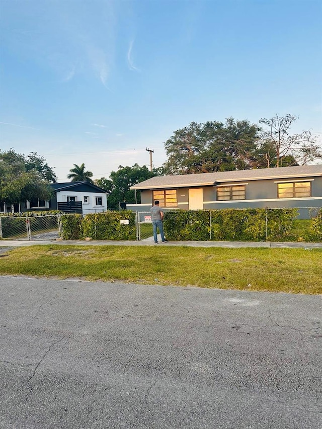 view of front of property with a front lawn