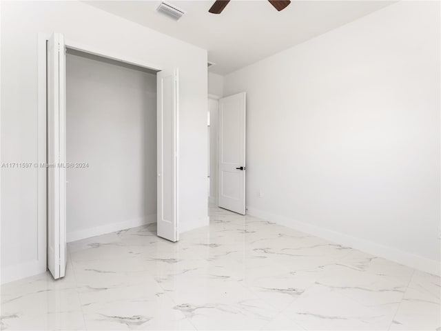 unfurnished bedroom featuring ceiling fan and a closet