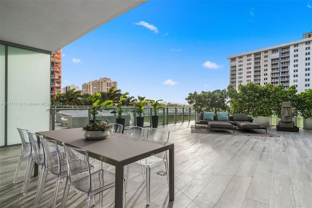 balcony featuring an outdoor hangout area