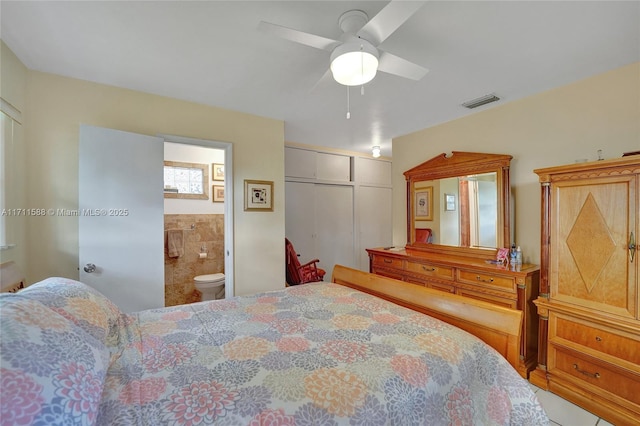 bedroom featuring ceiling fan, connected bathroom, and a closet