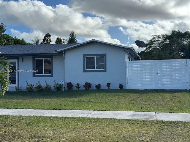 view of front of home featuring a front lawn