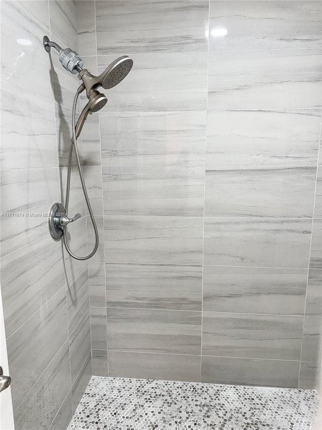 full bathroom featuring tiled shower