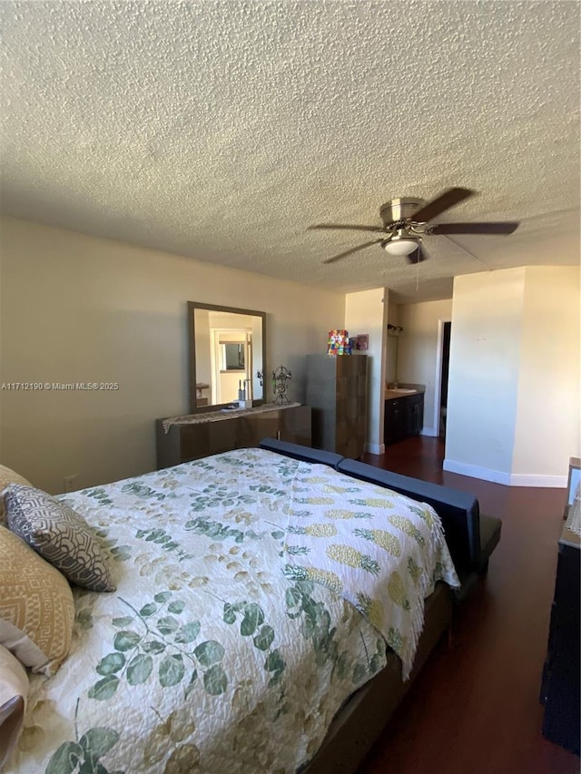 bedroom featuring ceiling fan and a textured ceiling