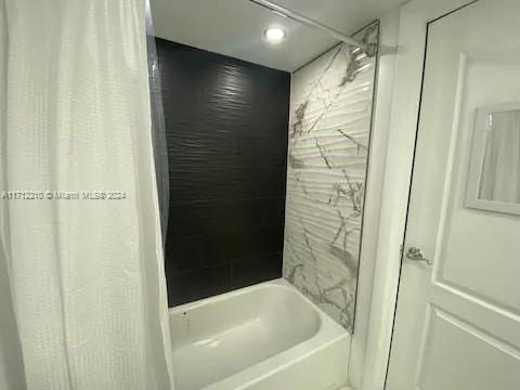 bathroom featuring shower / tub combo