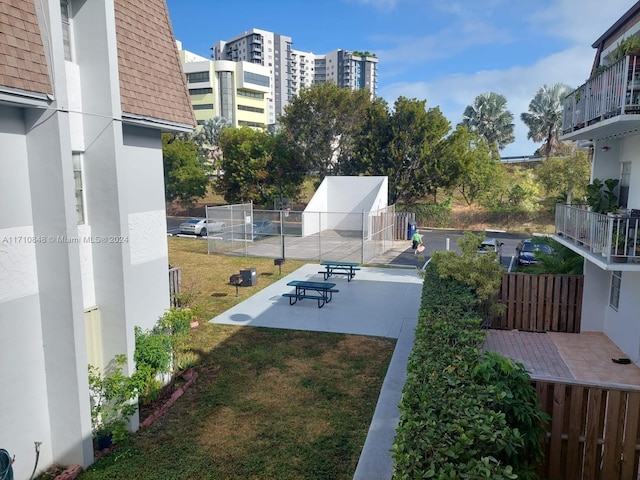 view of yard featuring a patio area