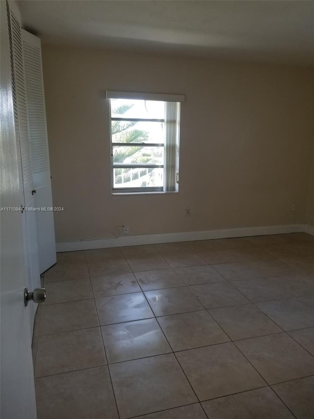 unfurnished room featuring light tile patterned floors