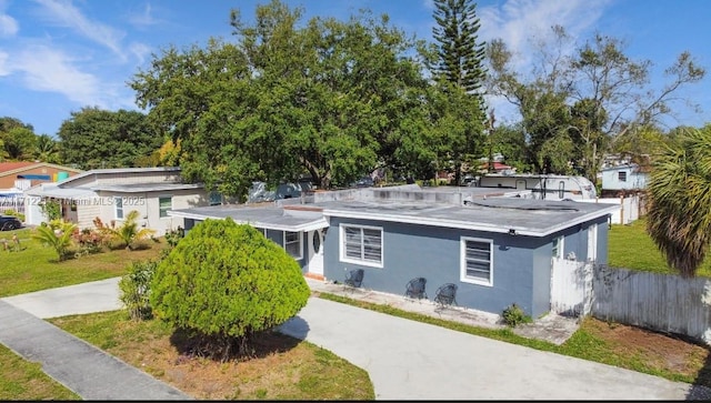 view of front of home featuring a front lawn