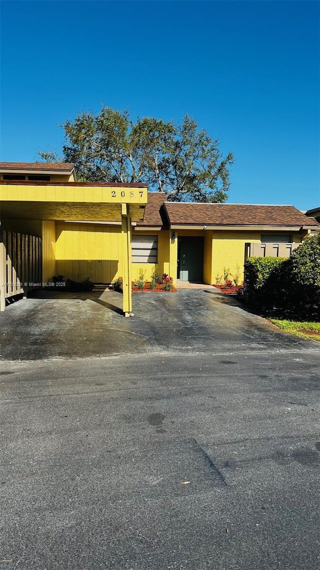 single story home with a carport