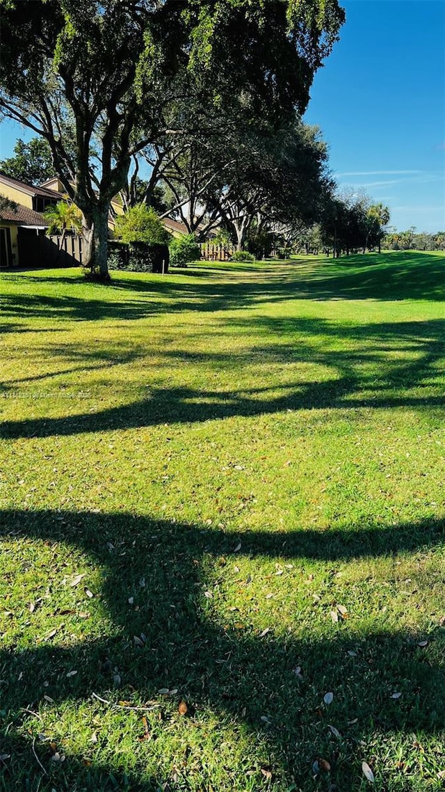 view of property's community featuring a lawn