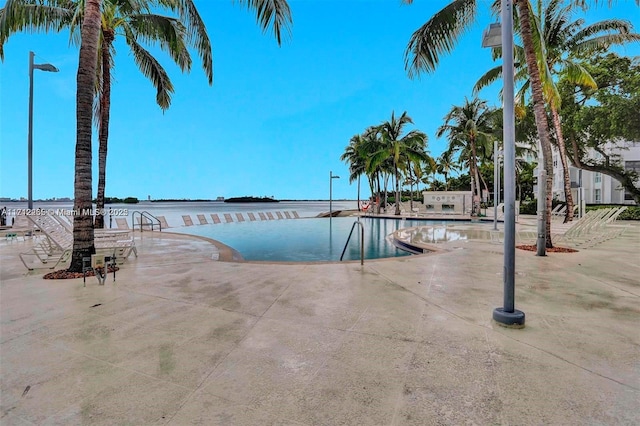 view of pool featuring a water view