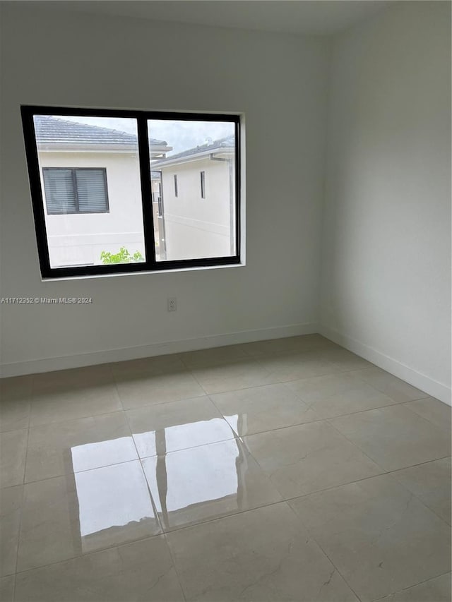 unfurnished room featuring light tile patterned floors