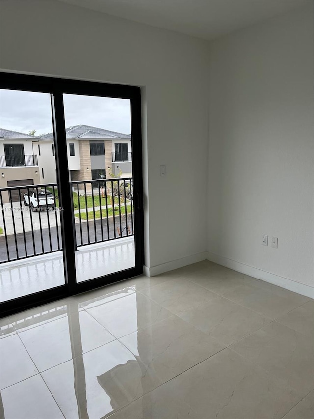 empty room featuring light tile patterned flooring