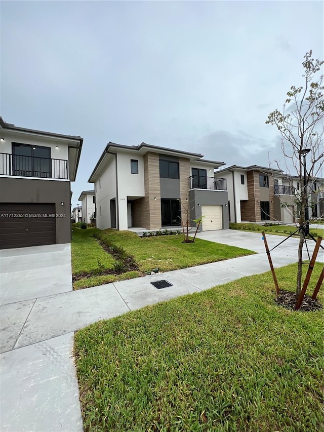 view of front of house featuring a balcony and a front yard