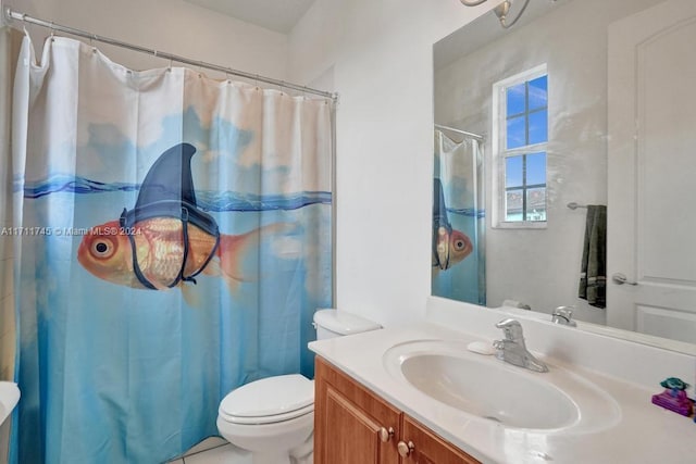 bathroom with a shower with curtain, vanity, and toilet