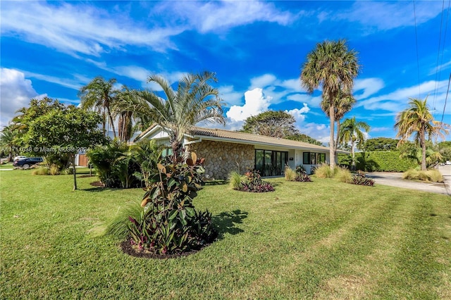 view of front of property featuring a front lawn