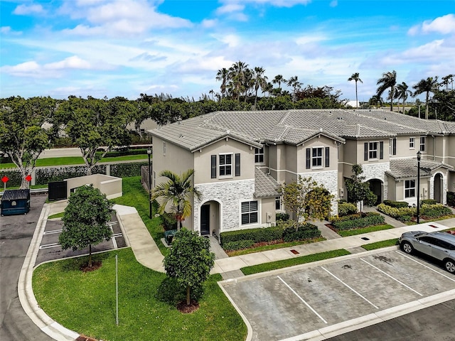 view of front of property featuring a front lawn