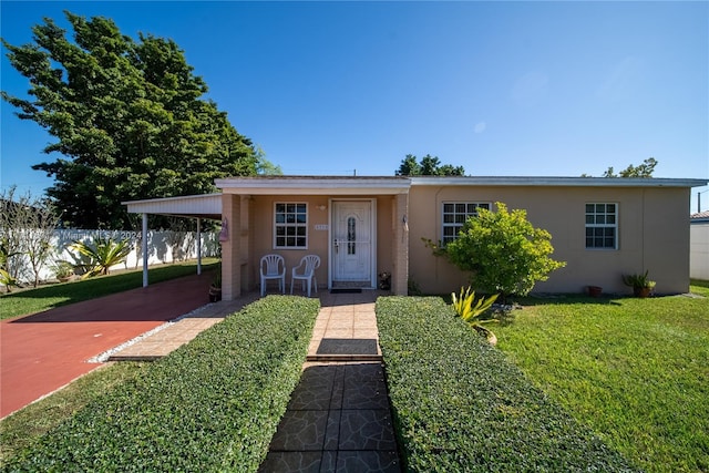 view of front of home featuring a carport and a front yard