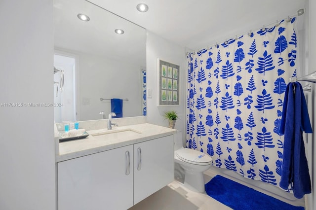 bathroom featuring a shower with curtain, vanity, and toilet