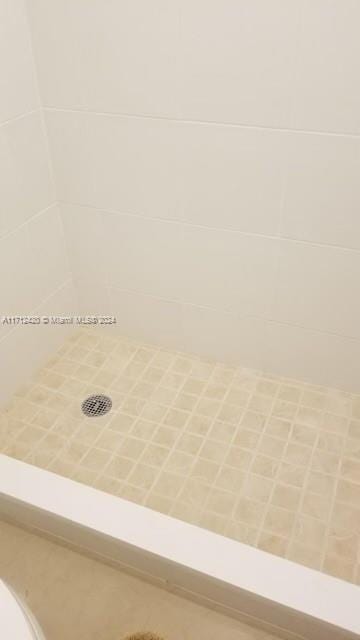 bathroom featuring a tile shower