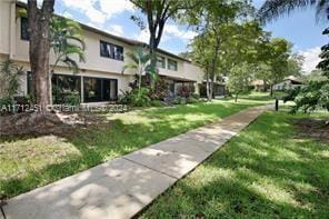 view of property's community featuring a yard