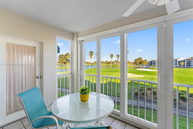 sunroom with ceiling fan