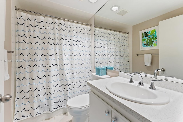 bathroom with a shower with shower curtain, vanity, and toilet