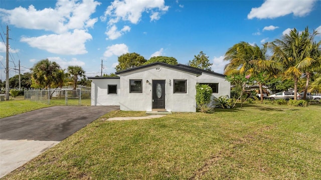 view of front of house featuring a front lawn