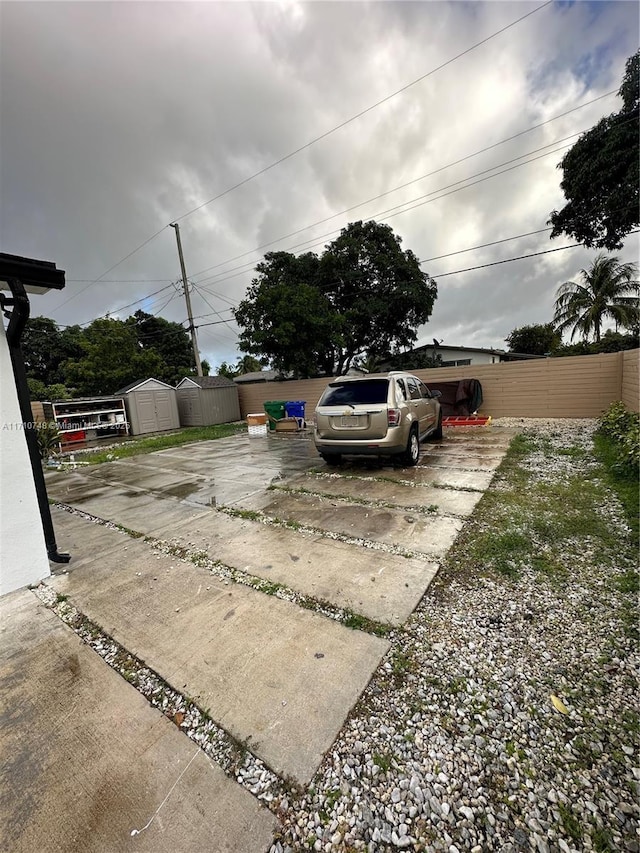 view of yard featuring a shed