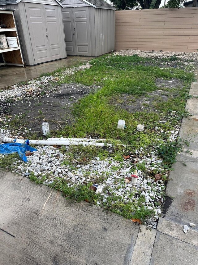 view of yard featuring a storage shed