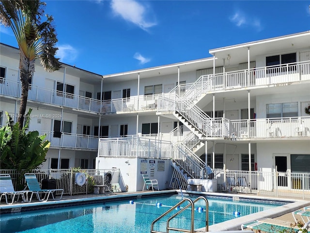 view of swimming pool