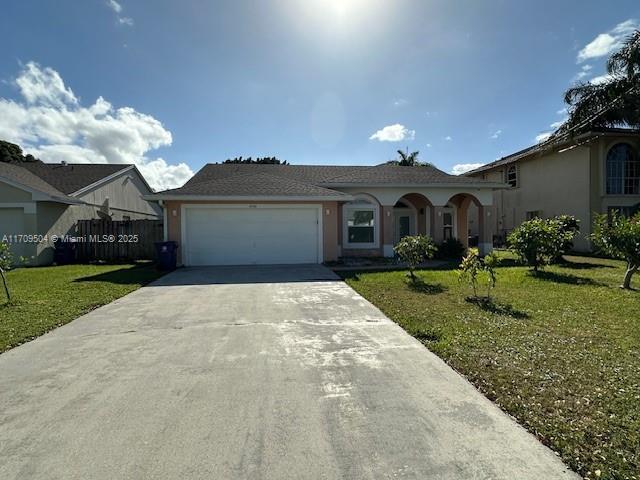 view of front of house featuring a garage and a front yard